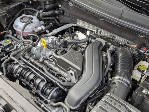 Used 2025 Volkswagen Taos SE w/ Panoramic Sunroof Package image 37