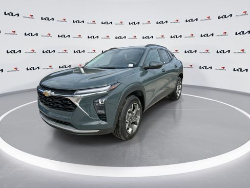 Used 2025 Chevrolet Trax LT FWD image 4