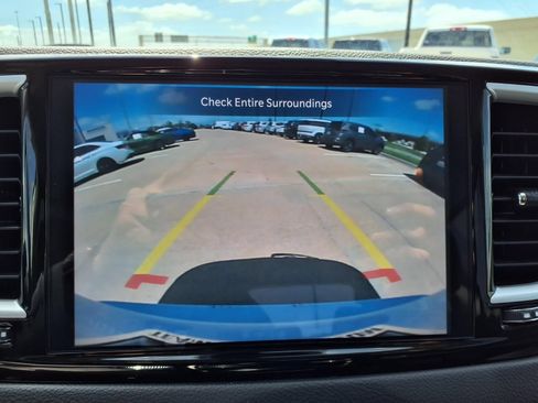 Used 2024 Chrysler Pacifica Touring-L FWD image 10