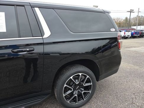Used 2023 Chevrolet Suburban LT w/ Luxury Package image 16