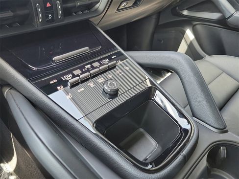 Used 2025 Porsche Cayenne image 33