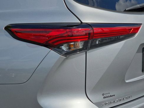 Used 2023 Toyota Highlander Limited image 35