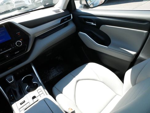 Certified 2026 Toyota Highlander XLE image 11
