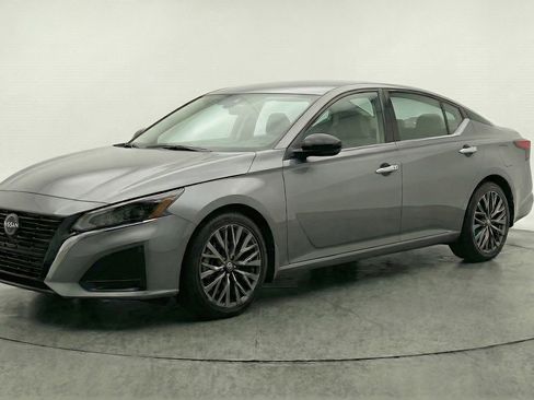 Used 2025 Nissan Altima 2.5 SV FWD image 3