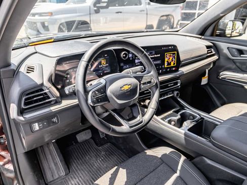 Used 2025 Chevrolet Traverse LT FWD image 8