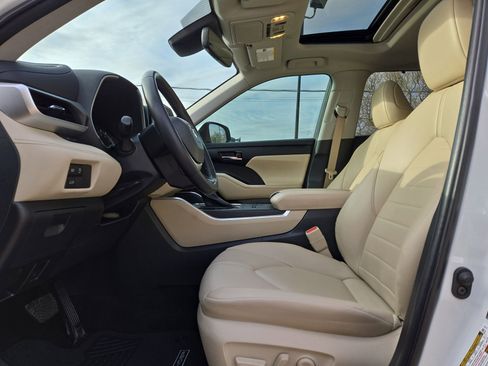 Used 2023 Toyota Highlander XLE image 16