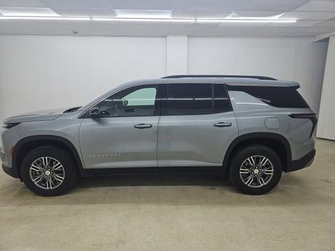 Used 2025 Chevrolet Traverse LT image 19