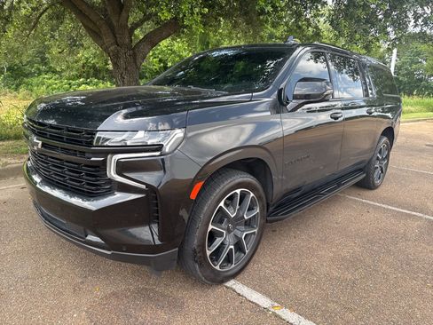 Used 2023 Chevrolet Suburban RST w/ Luxury Package AWD/4WD image 3