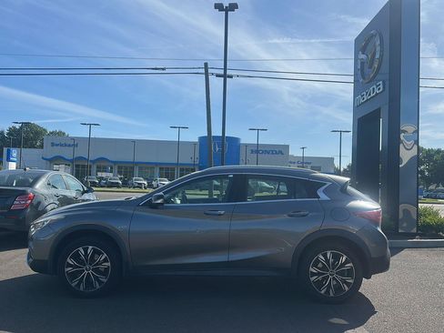 Used 2017 INFINITI QX30 Premium AWD/4WD image 5