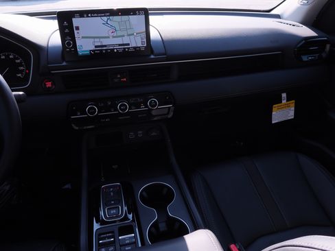 Used 2025 Honda Pilot Touring image 15