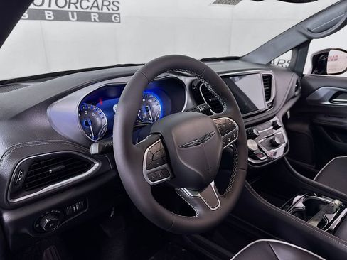 New 2026 Chrysler Pacifica Limited FWD image 9