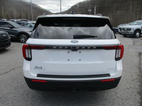 Used 2025 Ford Explorer Active AWD/4WD image 5
