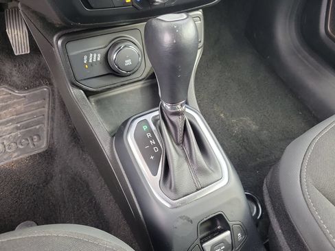 Used 2023 Jeep Renegade Latitude AWD/4WD image 39