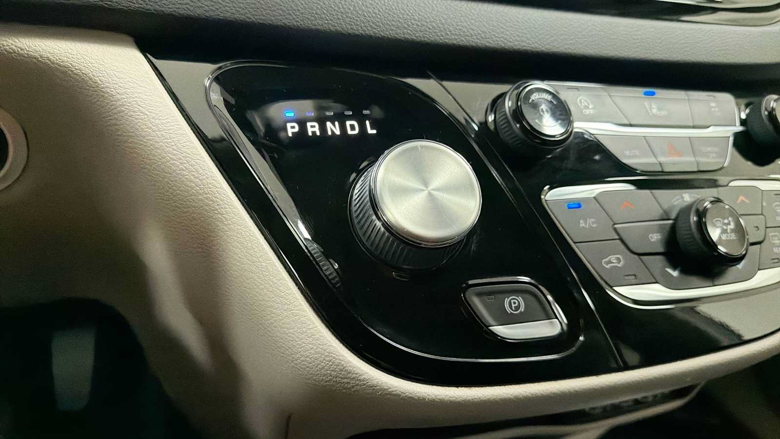 Used 2022 Chrysler Pacifica Touring-L FWD image 21
