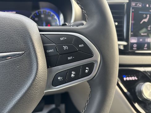 Used 2024 Chrysler Pacifica Touring-L image 20