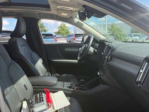 Used 2025 Volvo XC40 B5 Core AWD/4WD image 9