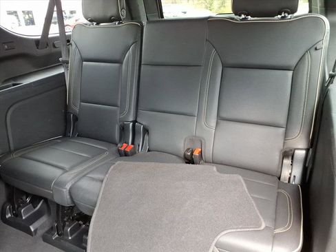 Used 2023 Chevrolet Suburban Premier image 13