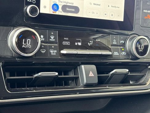 Used 2025 Toyota Highlander LE FWD image 25