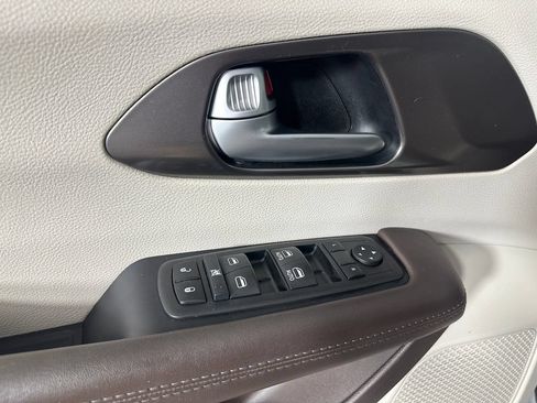Used 2017 Chrysler Pacifica LX FWD image 22