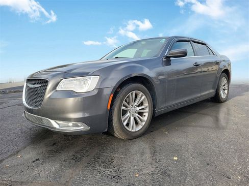 Used 2017 Chrysler 300 Touring w/ Value Package image 2