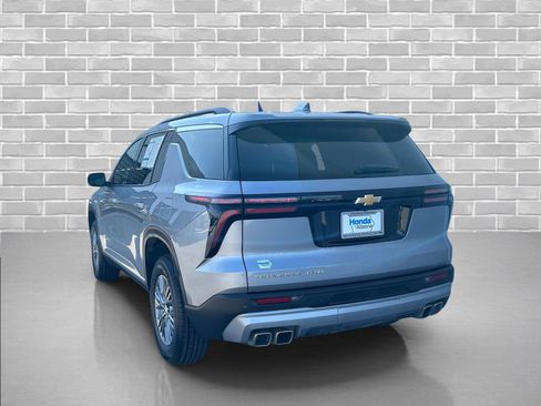 Used 2025 Chevrolet Traverse LT AWD/4WD image 3