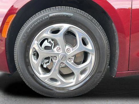 Used 2021 Chrysler Pacifica Limited w/ Uconnect Theater Family Group FWD image 14
