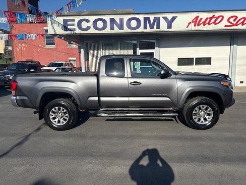 Used 2016 Toyota Tacoma SR5 w/ SR5 Appearance Package (SN) image 2