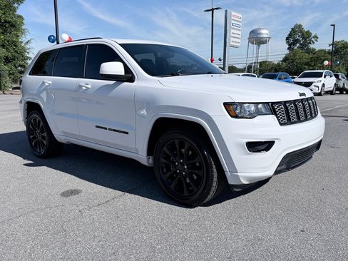Used 2020 Jeep Grand Cherokee Altitude RWD image 2