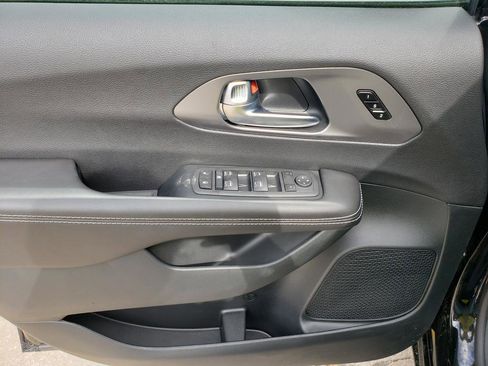 New 2026 Chrysler Pacifica Select AWD/4WD image 11