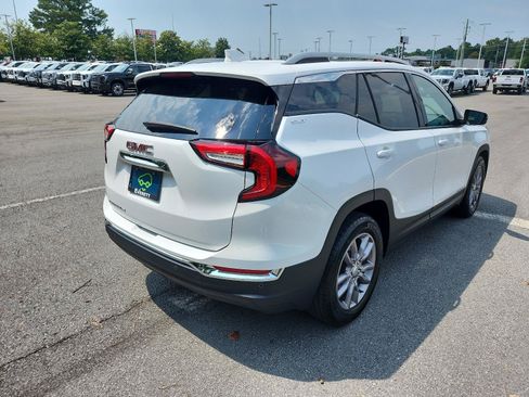 Certified 2024 GMC Terrain SLT FWD image 3