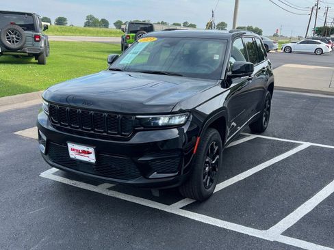 Used 2024 Jeep Grand Cherokee Altitude AWD/4WD image 4