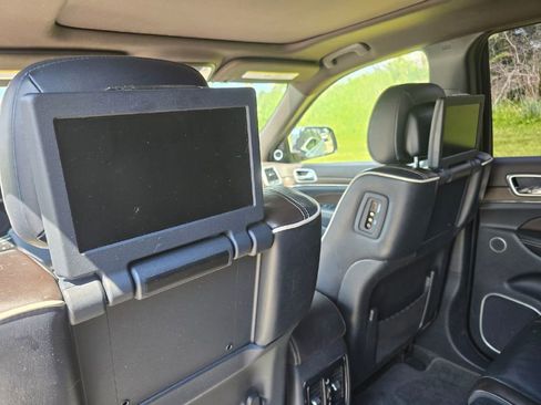 Used 2015 Jeep Grand Cherokee Overland w/ Advanced Technology Group AWD/4WD image 20