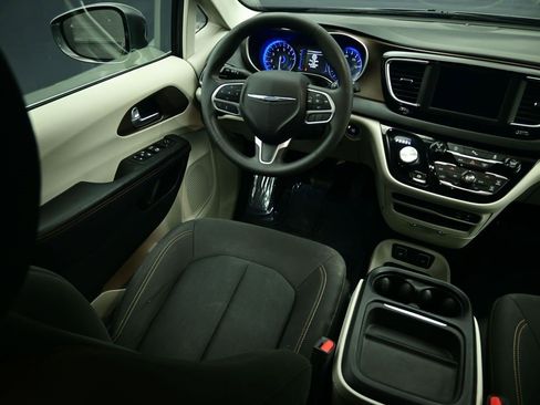 Used 2018 Chrysler Pacifica Touring Plus image 16