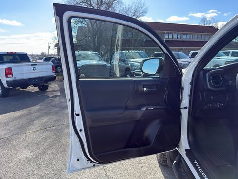 Used 2022 Toyota Tacoma TRD Off-Road image 17