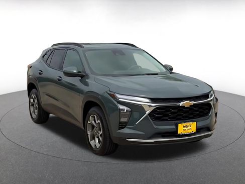 Used 2025 Chevrolet Trax LT FWD image 3