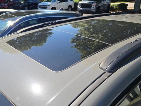 Used 2025 Chrysler Pacifica Limited FWD image 6