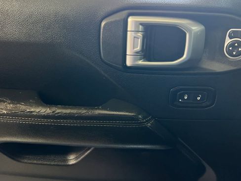 Used 2019 Jeep Wrangler Unlimited Sahara AWD/4WD image 13