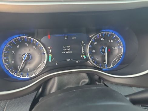 Used 2024 Chrysler Pacifica Touring-L FWD image 18