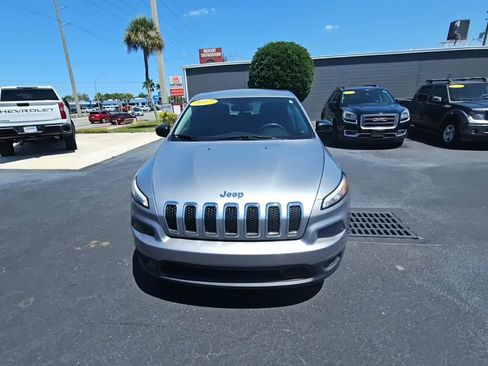 Used 2017 Jeep Cherokee Sport FWD image 4