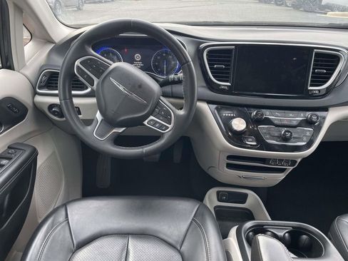 Used 2023 Chrysler Pacifica Touring-L image 27