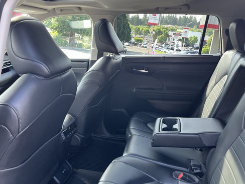 Used 2022 Toyota Highlander XLE AWD/4WD image 12