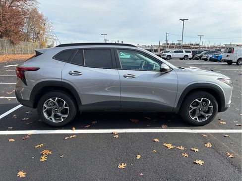 Used 2024 Chevrolet Trax LT w/ Driver Confidence Package image 9