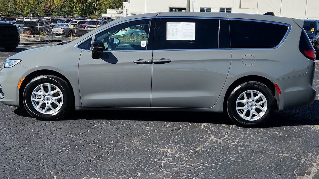 Used 2025 Chrysler Pacifica Select FWD image 5