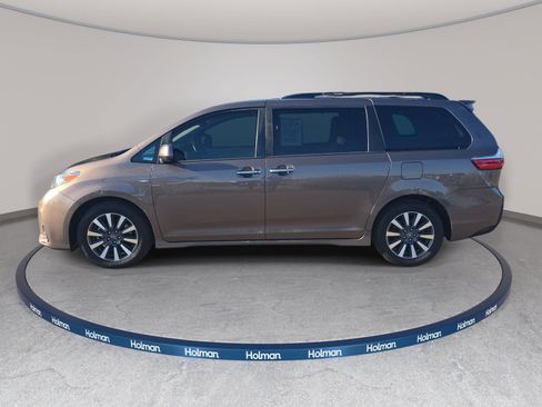 Used 2018 Toyota Sienna XLE w/ XLE Navigation Package AWD/4WD image 9