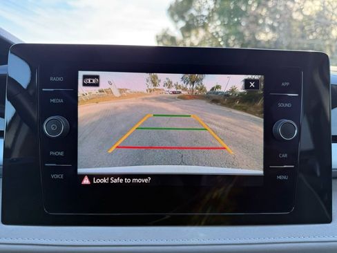 Used 2025 Volkswagen Taos SE w/ Panoramic Sunroof Package image 28