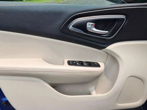 Used 2017 Chrysler 200 Limited Platinum FWD image 9
