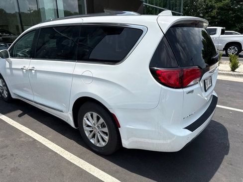 Used 2019 Chrysler Pacifica Touring-L FWD image 3