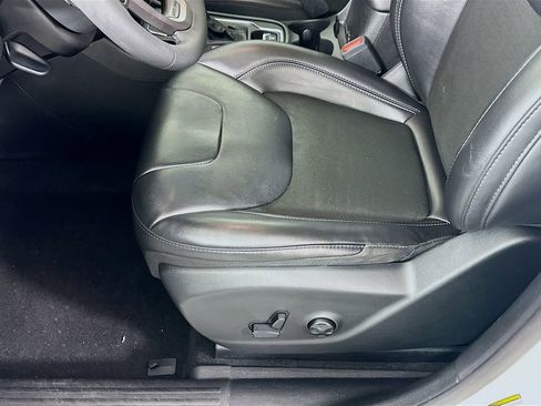 Used 2020 Jeep Cherokee Latitude Plus image 19