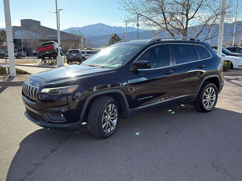 Used 2019 Jeep Cherokee Latitude Plus w/ Comfort/Convenience Group image 3
