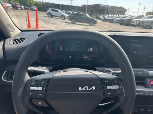 Used 2025 Kia K4 FWD image 29